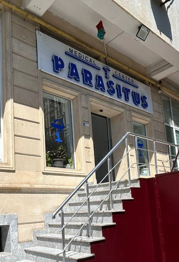 Parasitus Medical Center-in girişi və lövhəsi