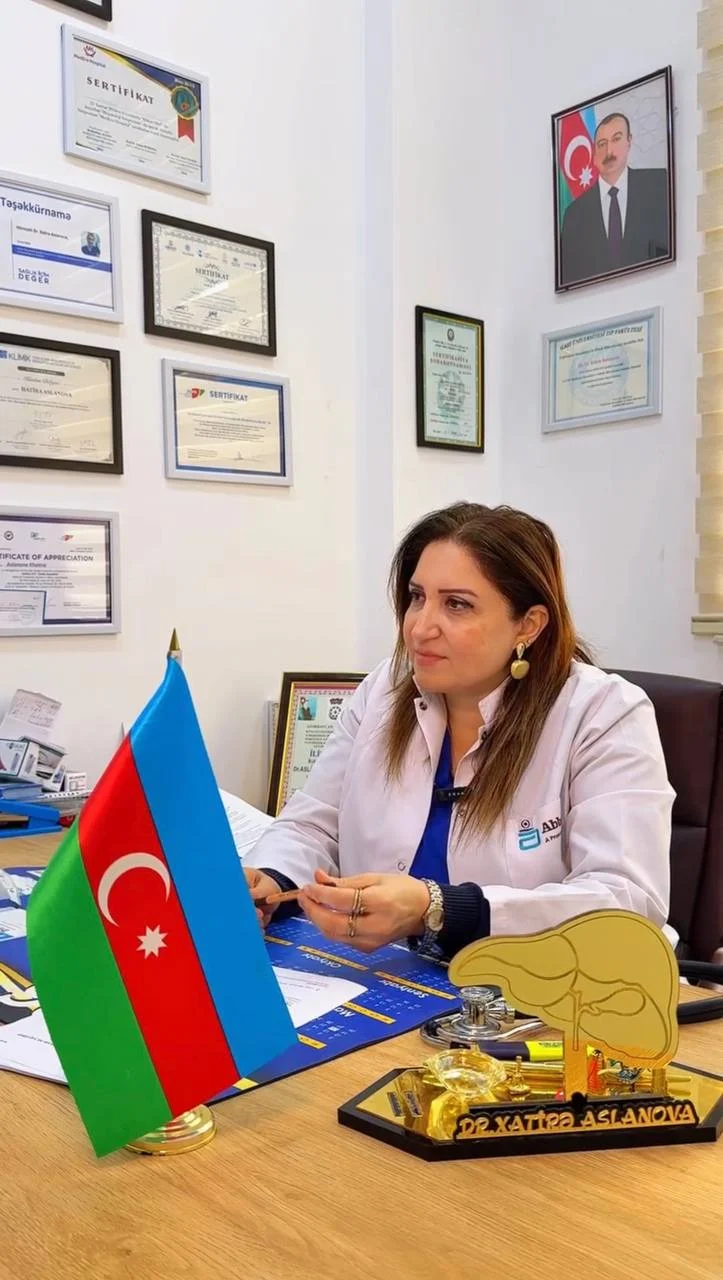 Dr. Xatirə Aslanova öz kabinetində, divarda sertifikatlar